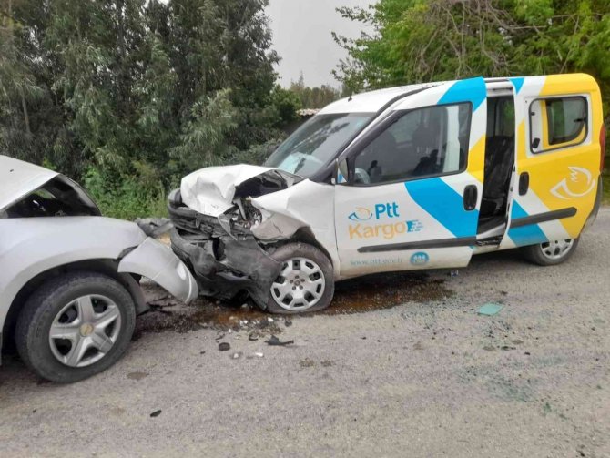 Otomobil İle Hafif Ticari Araç Kafa Kafaya Çarpıştı: 2 Yaralı