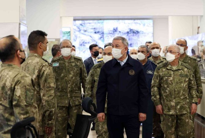Bakan Akar Beraberindeki Tsk Komuta Kademesi İle Kara Kuvvetleri Harekat Merkezi’nde Pençe Kilit Operasonu’nu Takip Etti
