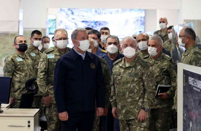Bakan Akar Beraberindeki Tsk Komuta Kademesi İle Kara Kuvvetleri Harekat Merkezi’nde Pençe Kilit Operasonu’nu Takip Etti