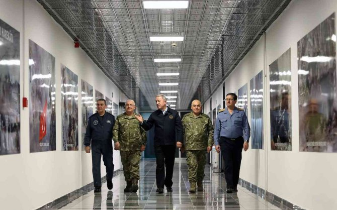 Bakan Akar Beraberindeki Tsk Komuta Kademesi İle Kara Kuvvetleri Harekat Merkezi’nde Pençe Kilit Operasonu’nu Takip Etti