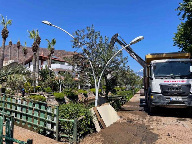 Marmaris Derelerinden 4 Bin Ton Balçık Çıktı
