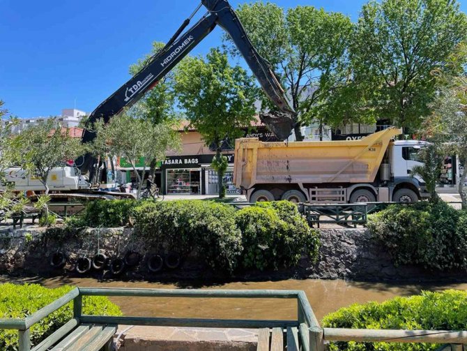 Marmaris Derelerinden 4 Bin Ton Balçık Çıktı