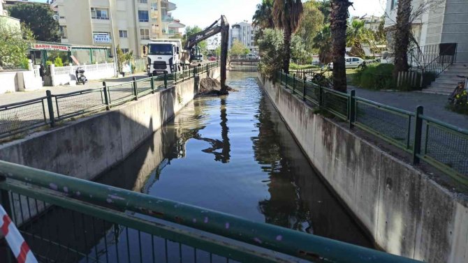 Marmaris Derelerinden 4 Bin Ton Balçık Çıktı