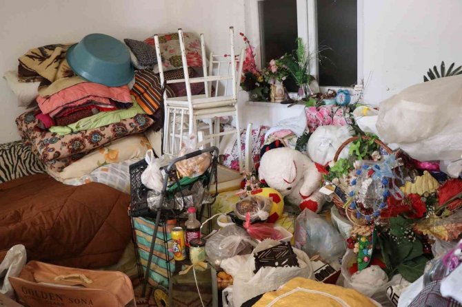 Nazilli’deki Evden 4 Kamyon Çöp Çıktı