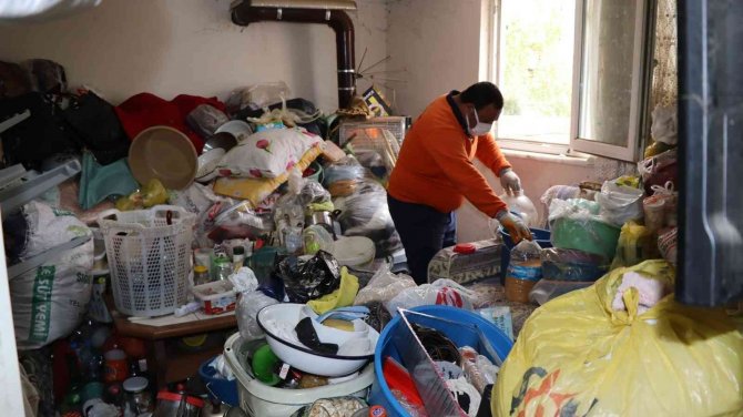 Nazilli’deki Evden 4 Kamyon Çöp Çıktı