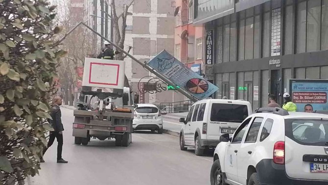 Rüzgar, Elektrik Direğini Devirdi