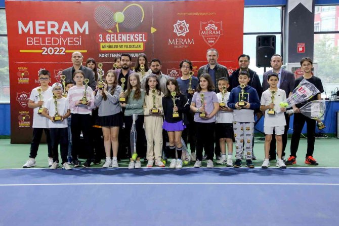 Meram’da Şampiyon Raketler Kupalarını Aldı
