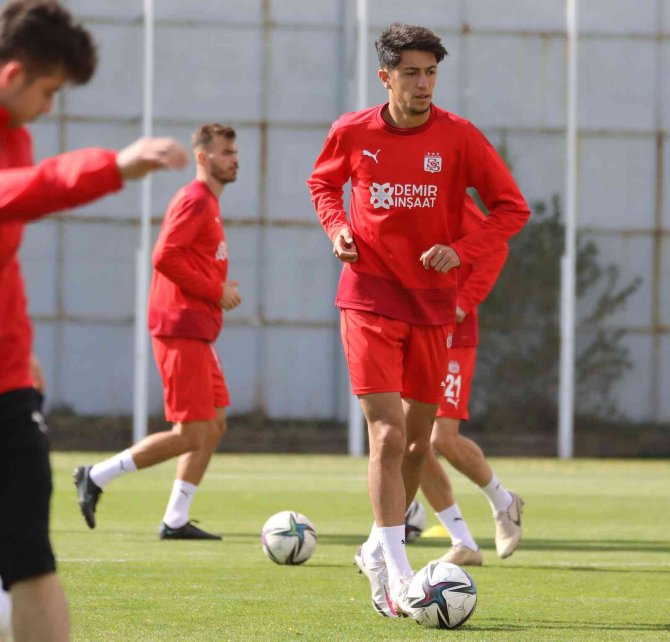 Sivasspor’un Genç Futbolcusu Özkan: “Kupada Finale Çıkmak İstiyoruz”