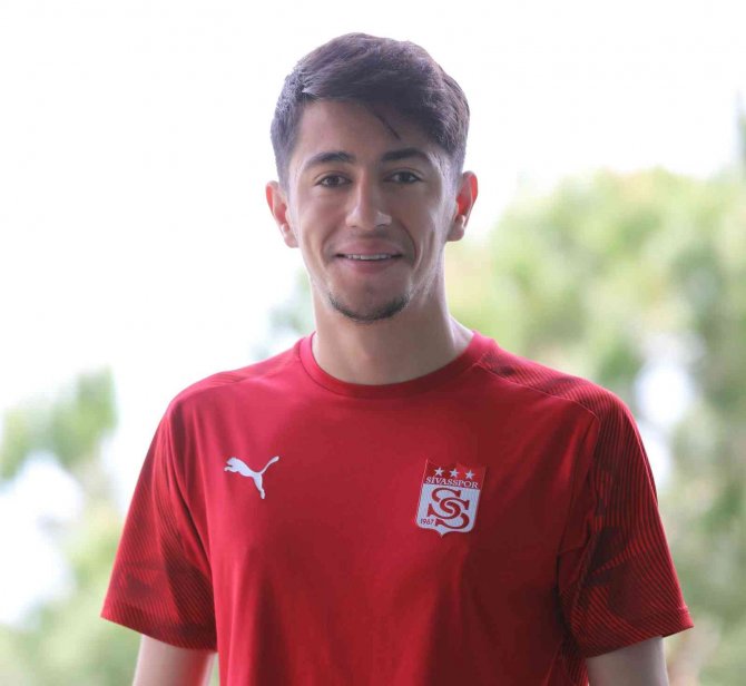 Sivasspor’un Genç Futbolcusu Özkan: “Kupada Finale Çıkmak İstiyoruz”