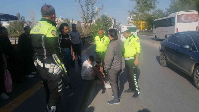 Dur İhtirana Uymayıp Ters Yönde Kaçarken Yayaya Çarptı: 2 Yaralı