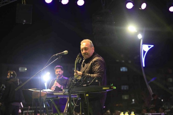 Muazzez Ersoy Ve Ümit Besen Sincan’da Konser Verdi