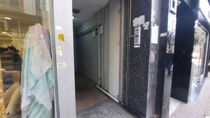 Şişli’nin Göbeğinde İlginç Hırsızlık: Apartmanın Giriş Kapısını Söküp Çaldı