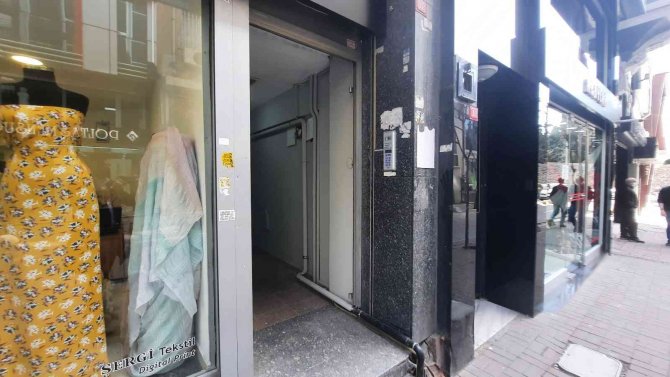 Şişli’nin Göbeğinde İlginç Hırsızlık: Apartmanın Giriş Kapısını Söküp Çaldı