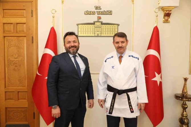Vali Ve Belediye Başkanı Karate Kıyafeti Giydi