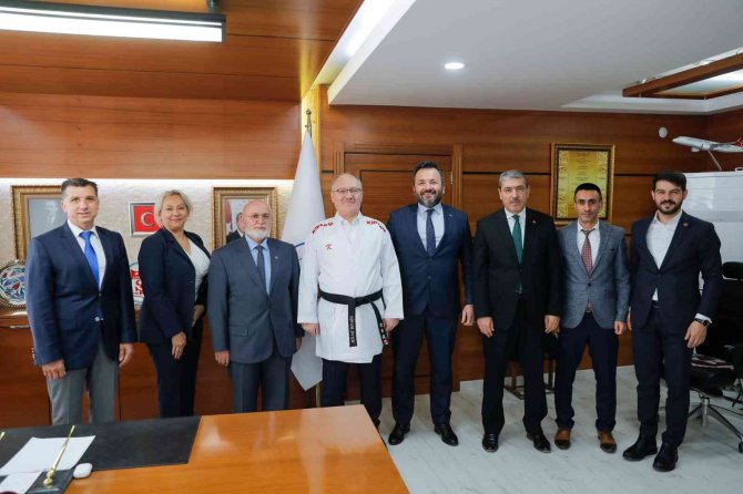 Vali Ve Belediye Başkanı Karate Kıyafeti Giydi