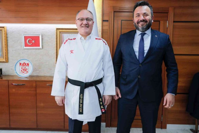 Vali Ve Belediye Başkanı Karate Kıyafeti Giydi