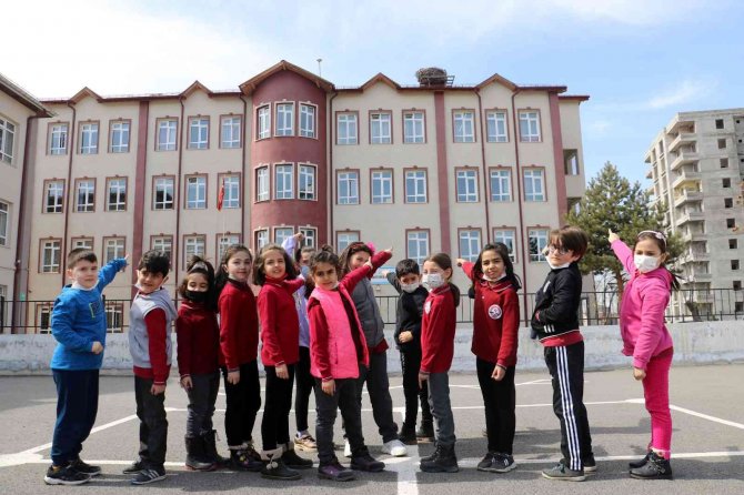 Leylekler Okulun Maskotu Oldu