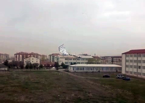 Kuvvetli Fırtına Okulun Çatısını Uçurdu