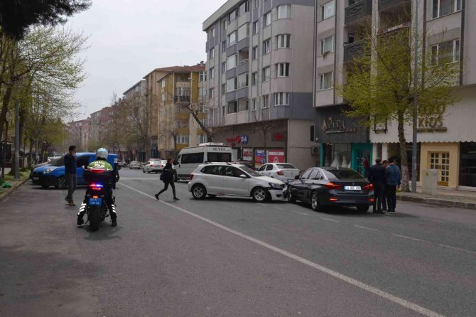 Kontrolsüz Dönüşün Zincirleme Kazayla Sonuçlandığı Kaza Anı Kamerada