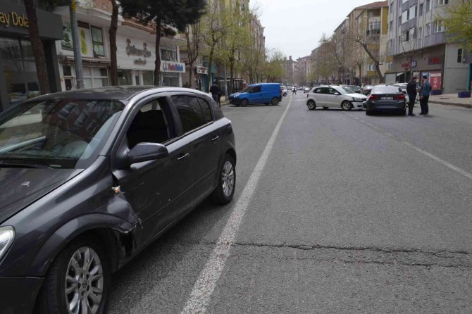 Kontrolsüz Dönüşün Zincirleme Kazayla Sonuçlandığı Kaza Anı Kamerada