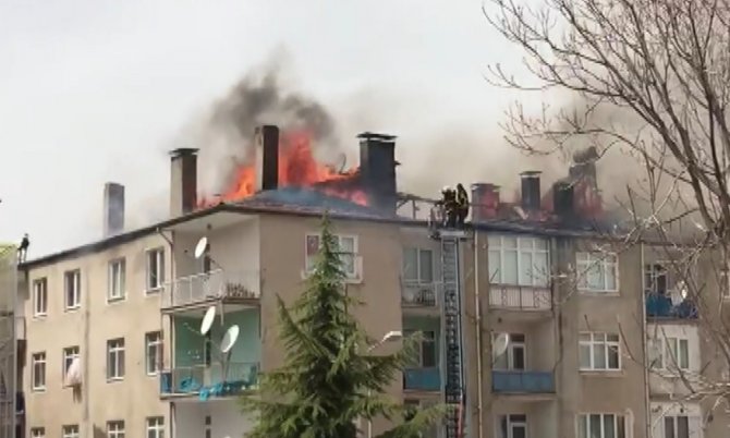 Tokat’ta Apartmanın Çatısı Alevlere Teslim Oldu