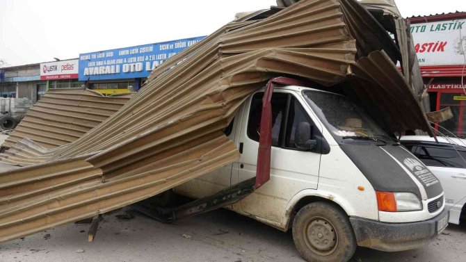 Tokat’ta Fırtına Çatıları Uçurdu, Minibüste Bulunanlar Mahsur Kaldı