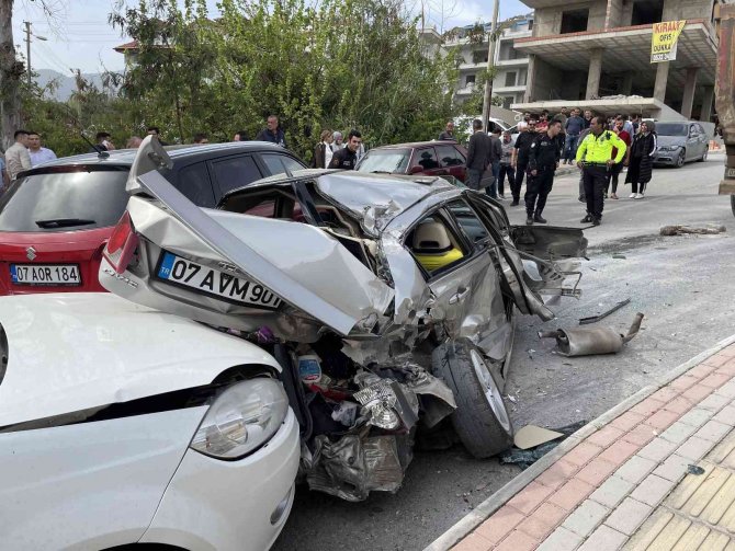 Freni Boşalan Hafriyat Kamyonu 8 Araca Hasar Verdi
