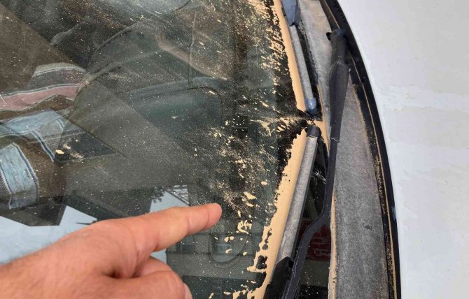 Çöl Tozu Mersin’e Ulaştı, Araçların Üzeri Dikkat Çekti