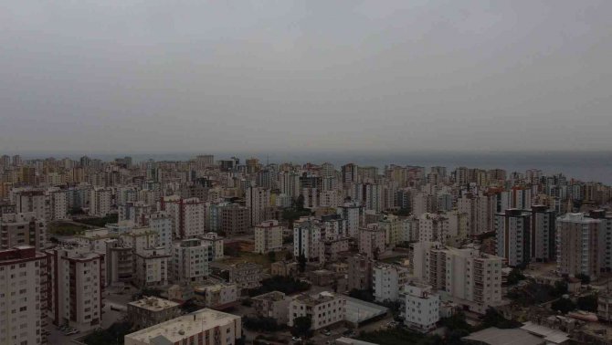 Çöl Tozu Mersin’e Ulaştı, Araçların Üzeri Dikkat Çekti