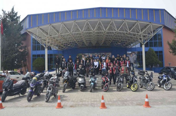 Öğrencilerden Motosiklet Sürücüleri Ve Kuryelere ‘Güvenli Sürüş’ Konferansı