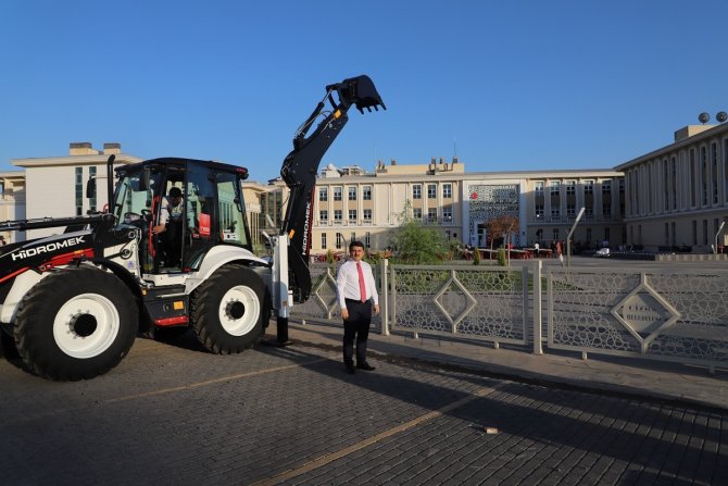 Türkiye Belediyeler Birliği’nden Cizre Belediyesine Kepçe Hibe Edildi