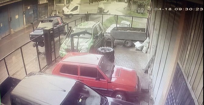 Ümraniye’de Otomobil İle Kamyonet Çarpıştı: 2 Yaralı