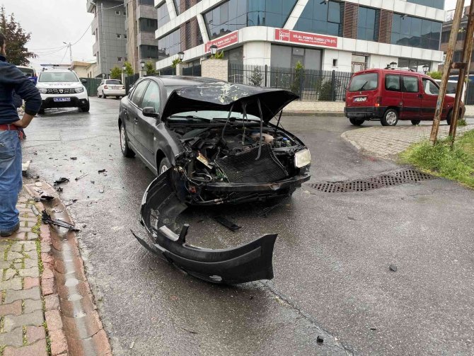 Ümraniye’de Otomobil İle Kamyonet Çarpıştı: 2 Yaralı