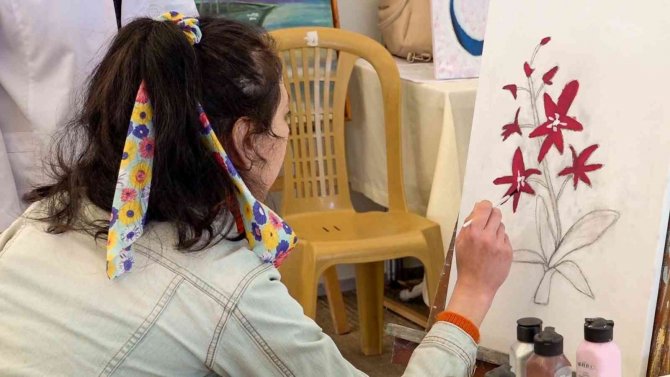 Serebral Palsi Hastası Kübra, Resim Yeteneğini Usmek’te Geliştiriyor