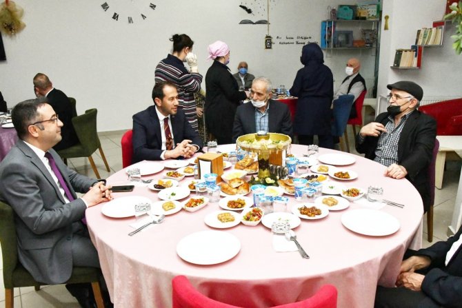 Samsun Valisi Huzurevi Sakinleri İle İftar Yaptı