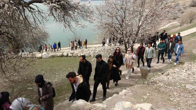 Üniversite Öğrencileri İlk Defa Akdamar Adası’nı Gezdi