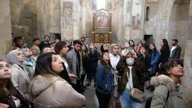Üniversite Öğrencileri İlk Defa Akdamar Adası’nı Gezdi