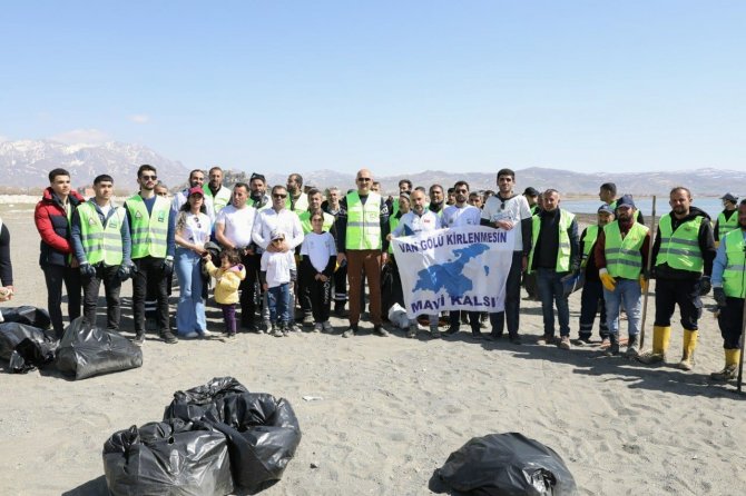 Van Gölü Sahilinde 45 Ton Çöp Toplandı