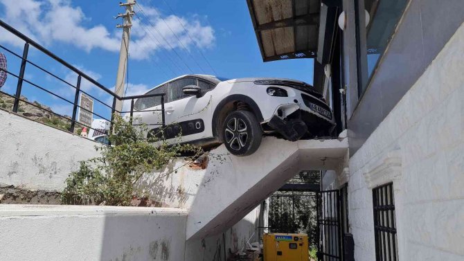 Vitesi Karıştırınca İşletmeye Çarptı