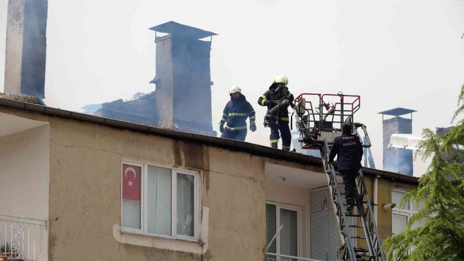 Tokat’ta Apartmanın Çatısı Alevlere Teslim Oldu