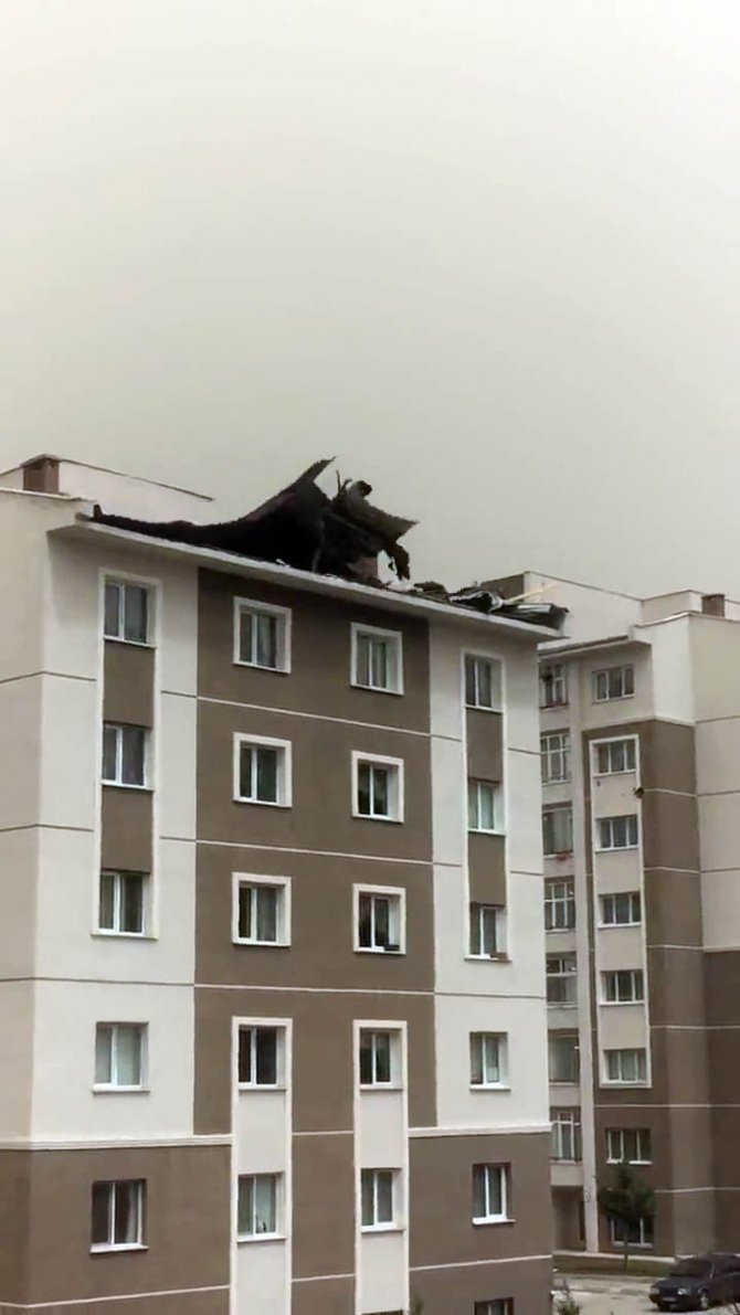 Yozgat’ta Şiddetli Fırtına Etkili Oldu, Çok Sayıda Binanın Çatısı Uçtu