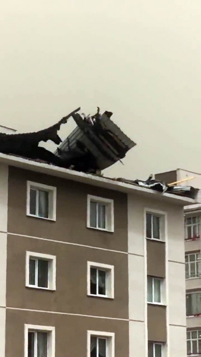 Yozgat’ta Şiddetli Fırtına Etkili Oldu, Çok Sayıda Binanın Çatısı Uçtu