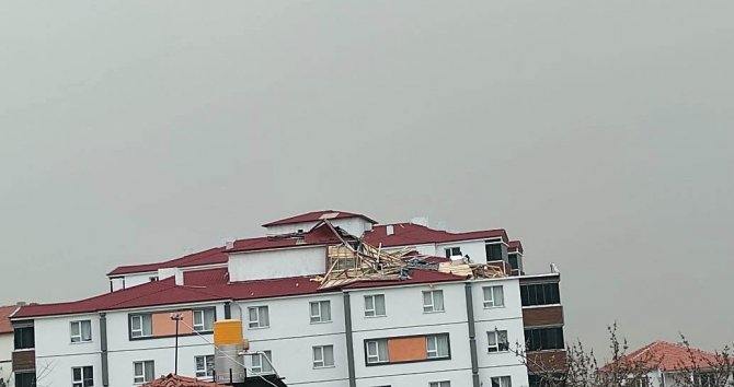Yozgat’ta Şiddetli Fırtına Etkili Oldu, Çok Sayıda Binanın Çatısı Uçtu