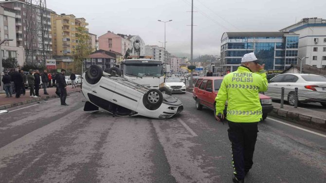 Çarpışan Otomobillerden Biri Takla Attı: 1 Yaralı
