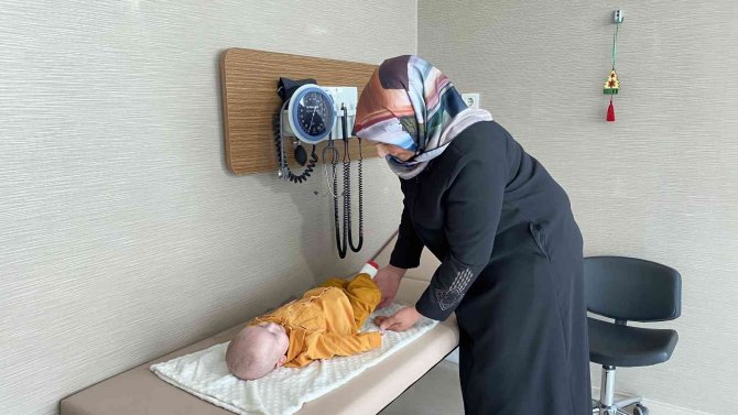 200 Binde Bir Görülen Hastalıkla Doğan Bebek Annesinin Karaciğeri İle Hayata Tutundu