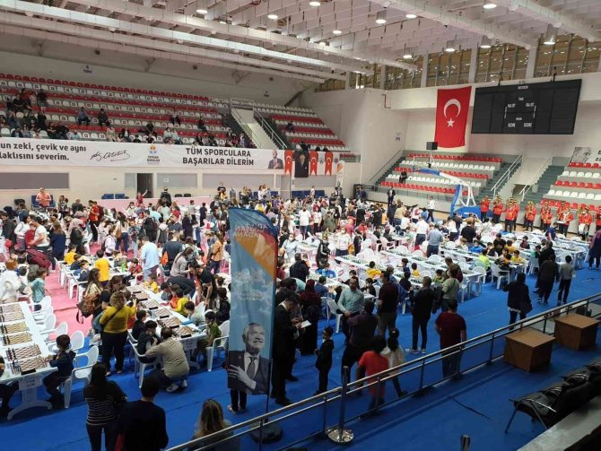 450 Satranç Tutkunu Çocuk Kıyasıya Mücadele Etti