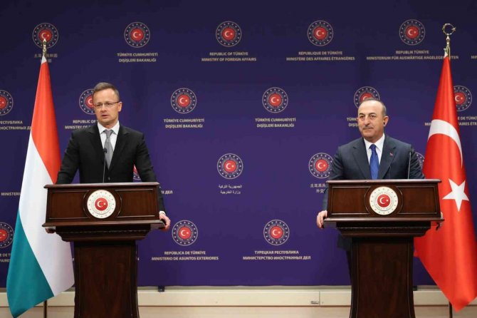 Bakan Çavuşoğlu’ndan İ̇sveç’te Kur’an-ı Kerim’in Yakılmasına Tepki