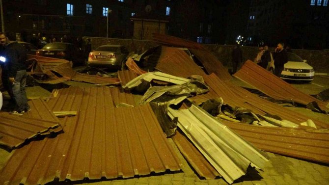 Bingöl’de Şiddetli Rüzgar Çatıları Uçurdu, Otomobiller Zarar Gördü