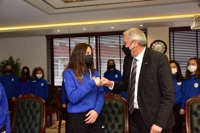 Bozüyük’ün Gururu Başarılı Voleybolculardan Başkan Bakkalcıoğlu’na Ziyaret