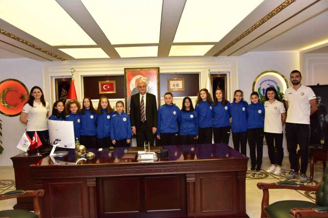 Bozüyük’ün Gururu Başarılı Voleybolculardan Başkan Bakkalcıoğlu’na Ziyaret